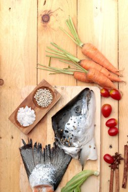 Somon baş ve yemek pişirmek için somon yeri.