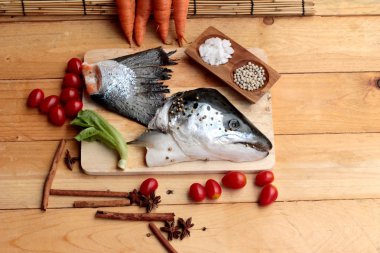 Somon baş ve yemek pişirmek için somon yeri.