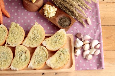 Sarımsaklı ekmek ekmek yapma ile lezzetli bitki.