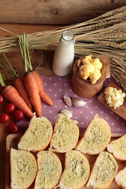 Sarımsaklı ekmek ekmek yapma ile lezzetli bitki.