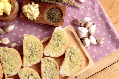 Sarımsaklı ekmek ekmek yapma ile lezzetli bitki.