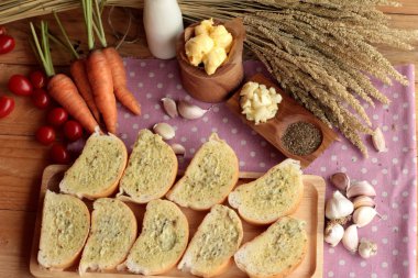 Sarımsaklı ekmek ekmek yapma ile lezzetli bitki.