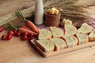 Sarımsaklı ekmek ekmek yapma ile lezzetli bitki.