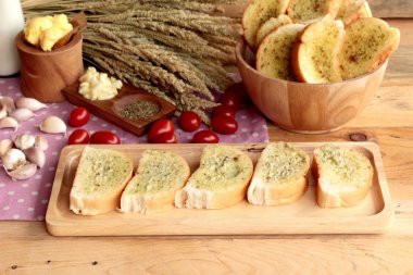 Sarımsaklı ekmek ekmek yapma ile lezzetli bitki.