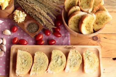 Sarımsaklı ekmek ekmek yapma ile lezzetli bitki.