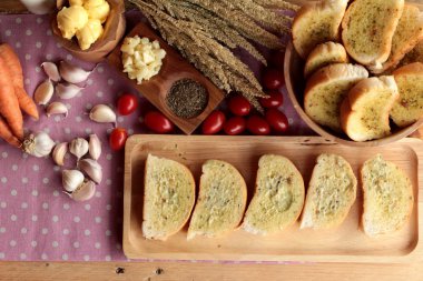 Sarımsaklı ekmek ekmek yapma ile lezzetli bitki.