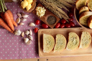 Sarımsaklı ekmek ekmek yapma ile lezzetli bitki.