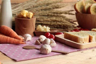 Sarımsaklı ekmek ekmek yapma ile lezzetli bitki.