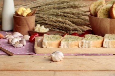 Sarımsaklı ekmek ekmek yapma ile lezzetli bitki.