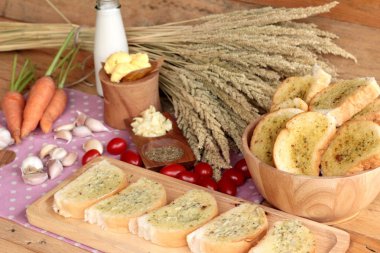 Sarımsaklı ekmek ekmek yapma ile lezzetli bitki.