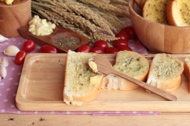 Sarımsaklı ekmek ekmek yapma ile lezzetli bitki.