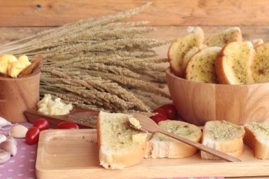 Sarımsaklı ekmek ekmek yapma ile lezzetli bitki.