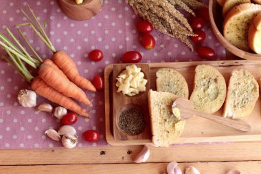 Sarımsaklı ekmek ekmek yapma ile lezzetli bitki.