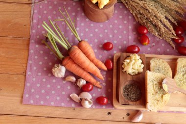 Sarımsaklı ekmek ekmek yapma ile lezzetli bitki.