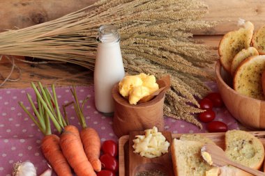 Sarımsaklı ekmek ekmek yapma ile lezzetli bitki.