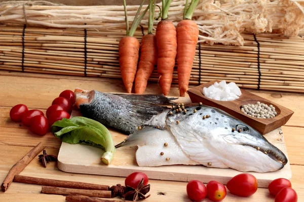鮭の頭と料理のサーモン テールフィン. — ストック写真