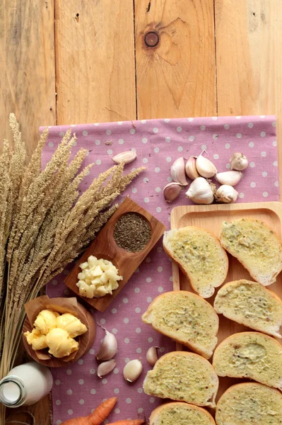 Sarımsaklı ekmek ekmek yapma ile lezzetli bitki.