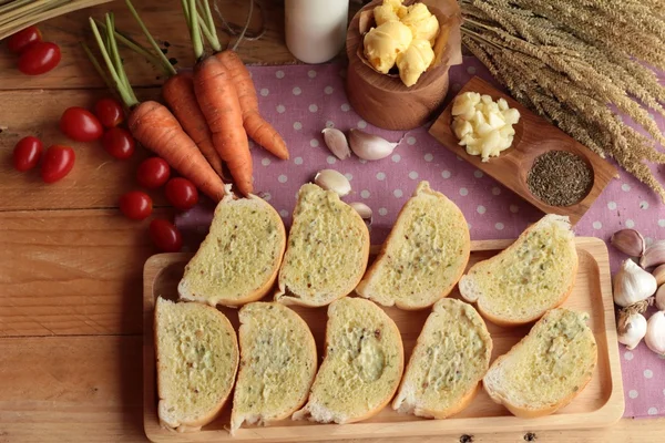 Knoflook brood van kruid heerlijke met het maken van brood. — Stockfoto