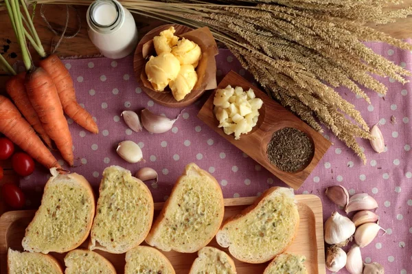 Pan de ajo de hierba deliciosa con pan . — Foto de Stock