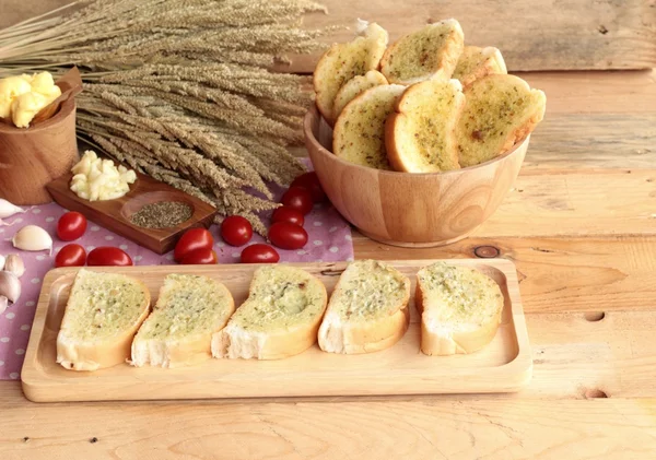 Sarımsaklı ekmek ekmek yapma ile lezzetli bitki.