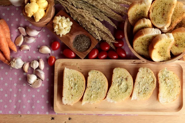 Sarımsaklı ekmek ekmek yapma ile lezzetli bitki.