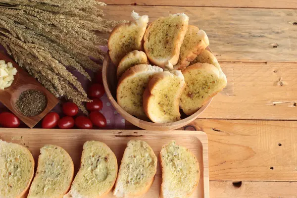 Pão de alho de ervas deliciosas com fazer pão . — Fotografia de Stock
