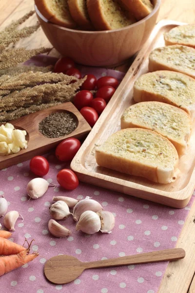 Pan de ajo de hierba deliciosa con pan . — Foto de Stock