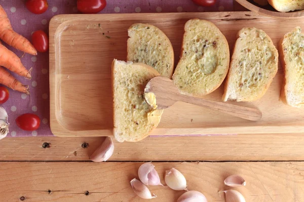 パンを作るとおいしいハーブのガーリック トースト. — ストック写真