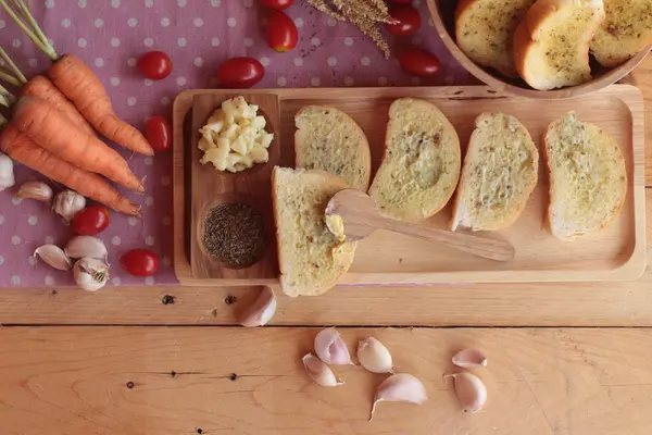 Pan de ajo de hierba deliciosa con pan . — Foto de Stock