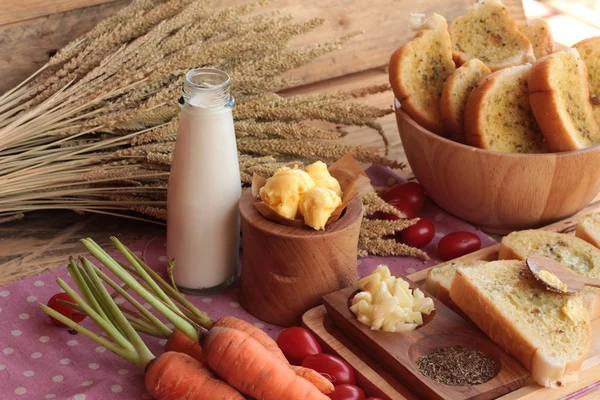 Pan de ajo de hierba deliciosa con pan . — Foto de Stock