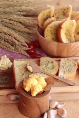 Sarımsaklı ekmek ekmek yapma ile lezzetli bitki.