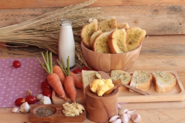 Sarımsaklı ekmek ekmek yapma ile lezzetli bitki.