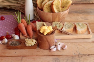 Sarımsaklı ekmek ekmek yapma ile lezzetli bitki.