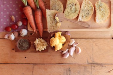 Sarımsaklı ekmek ekmek yapma ile lezzetli bitki.