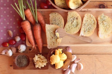 Sarımsaklı ekmek ekmek yapma ile lezzetli bitki.