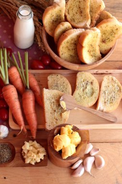 Sarımsaklı ekmek ekmek yapma ile lezzetli bitki.