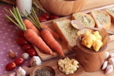 Sarımsaklı ekmek ekmek yapma ile lezzetli bitki.