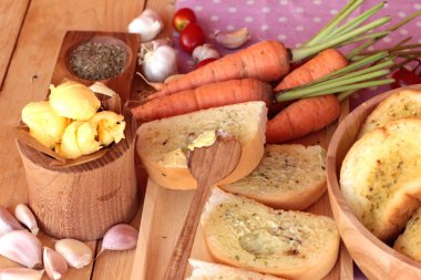 Sarımsaklı ekmek ekmek yapma ile lezzetli bitki.