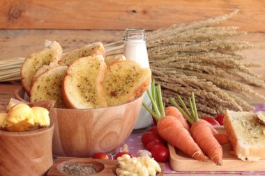 Sarımsaklı ekmek ekmek yapma ile lezzetli bitki.