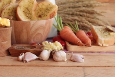 Sarımsaklı ekmek ekmek yapma ile lezzetli bitki.