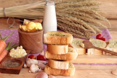 Sarımsaklı ekmek ekmek yapma ile lezzetli bitki.