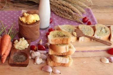 Sarımsaklı ekmek ekmek yapma ile lezzetli bitki.