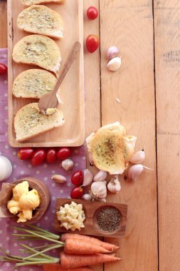 Sarımsaklı ekmek ekmek yapma ile lezzetli bitki.