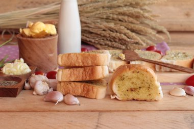 Sarımsaklı ekmek ekmek yapma ile lezzetli bitki.