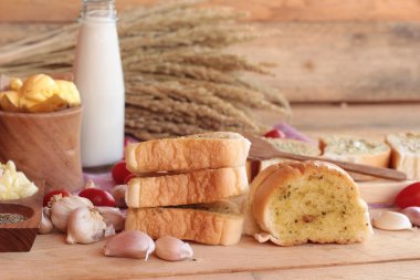 Sarımsaklı ekmek ekmek yapma ile lezzetli bitki.