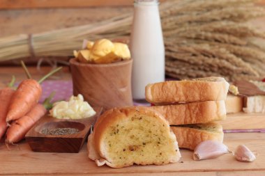 Sarımsaklı ekmek ekmek yapma ile lezzetli bitki.