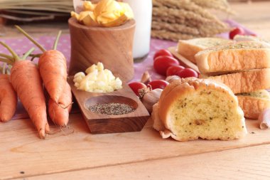 Sarımsaklı ekmek ekmek yapma ile lezzetli bitki.