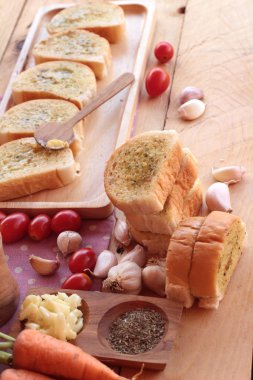 Sarımsaklı ekmek ekmek yapma ile lezzetli bitki.