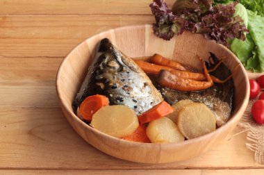 Tarı yaki sos taze sebze ile pişmiş somon kafa.