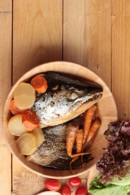 Tarı yaki sos taze sebze ile pişmiş somon kafa.